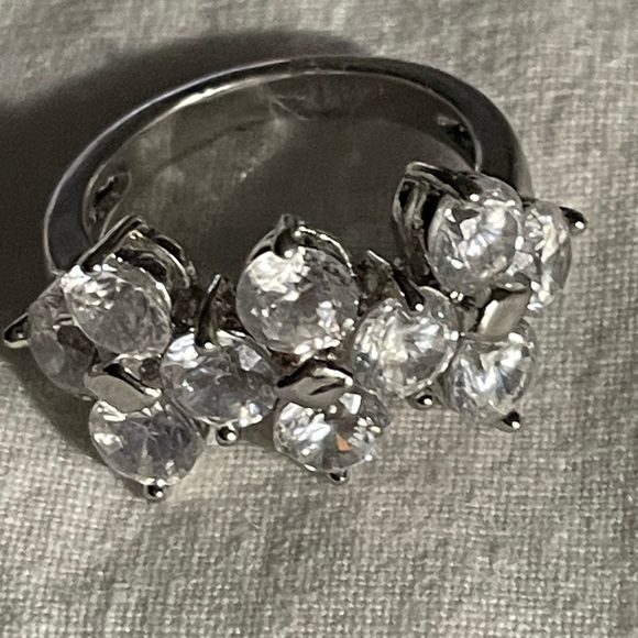 Size 8 Silver Bright Clear Cluster Prong Set Cubic Zirconia Ring - Picture 3 of 4